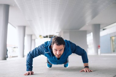 Kentsel sporcu şınav reps egzersiz yaparak