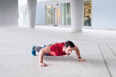 Kentsel sporcu şınav reps egzersiz yaparak