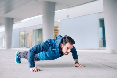 Bir atlet Push-up tekrarlama egzersiz ile eğitim