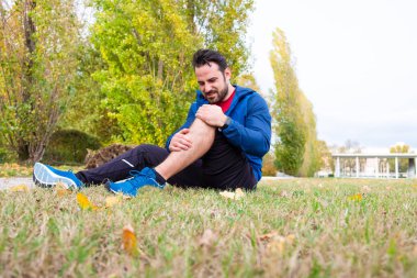 Açık ve bacak ağrısı için acı çalıştıran atlet