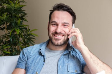 Neşeli adam evde telefon görüşmesi