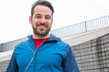 Atletik eğitim oturumu ile smartphone yapan adam