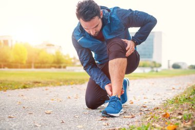 Ayak bileği acı için antrenman sırasında sporcu