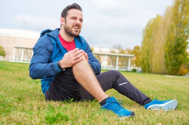 Açık ve bacak ağrısı için acı çalıştıran atlet