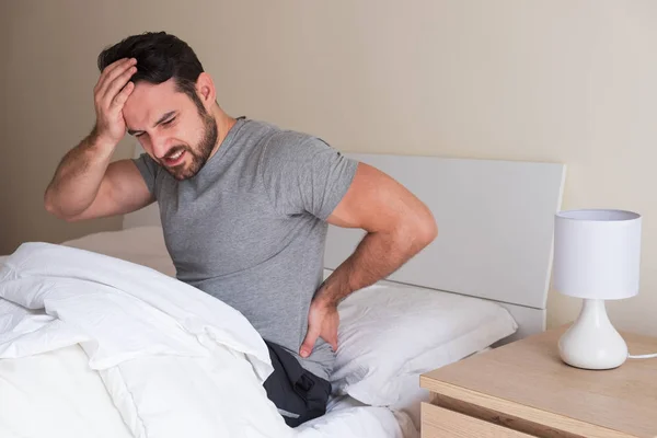 Mann Spürt Rückenschmerzen Nach Dem Schlafen Bett — Stockfoto