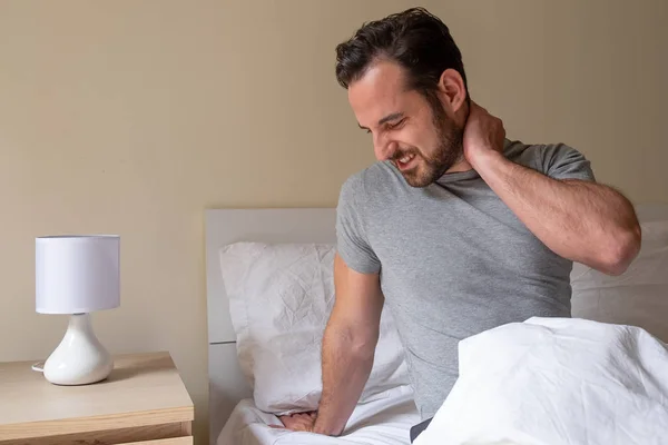 Hombre Sintiéndose Rígido Cuello Después Dormir Cama —  Fotos de Stock