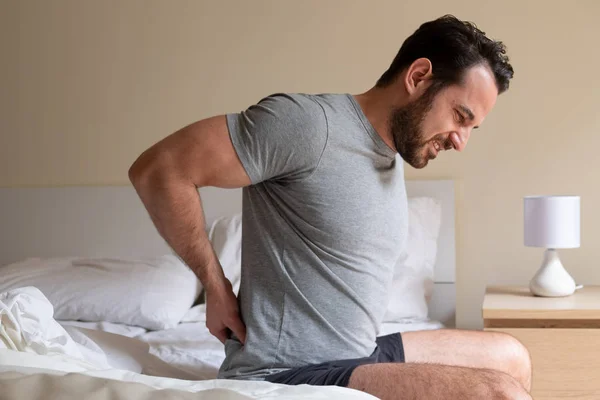 Mann Spürt Rückenschmerzen Nach Dem Schlafen Bett — Stockfoto