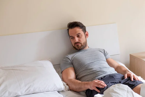 Oroliga Mannen Sängen Morgonen — Stockfoto