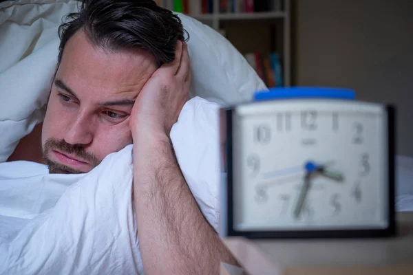 Endişeli Adam Çalar Saat Izlerken Uykusuzluk Acı — Stok fotoğraf