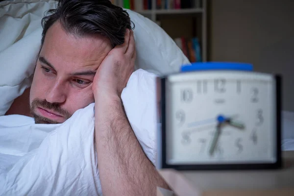 Angelägen Man Lider Insomnia Titta Väckarklocka — Stockfoto