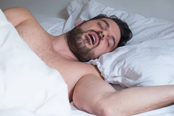 Портрет Одного Человека Спящего Постели Храпящего — стоковое фото