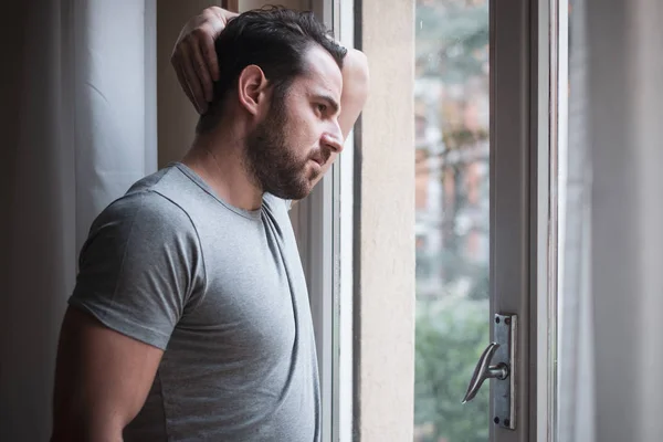 Mann Leidet Und Fühlt Sich Allein Hause — Stockfoto