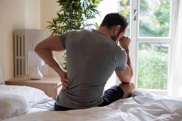 Hombre Sintiendo Dolor Espalda Después Dormir Cama —  Fotos de Stock