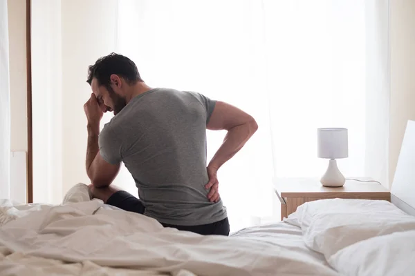 Hombre Que Despierta Por Mañana Sufre Dolor Espalda —  Fotos de Stock