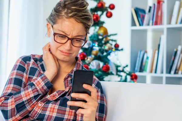 Mujer Triste Viendo Smartphone Sintiéndose Sola Durante Las Vacaciones Navidad — Foto de Stock