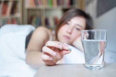 Kadın duygu hasta ve alarak tıp hap, tıp hap odaklanmak