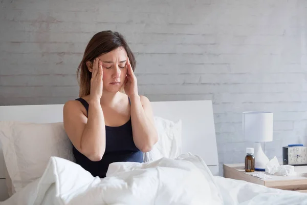 Mujer Acostada Cama Por Mañana Sufriendo Dolor Cabeza — Foto de Stock