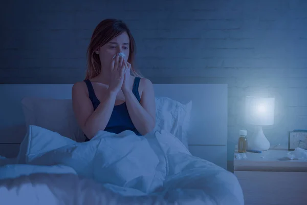 Mulher Que Sofre Frio Gripe Tentando Dormir — Fotografia de Stock