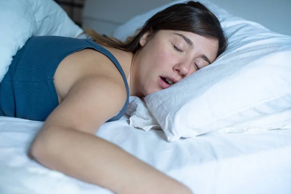 一个疲惫的女人在床上打呼噜的肖像 — 图库照片