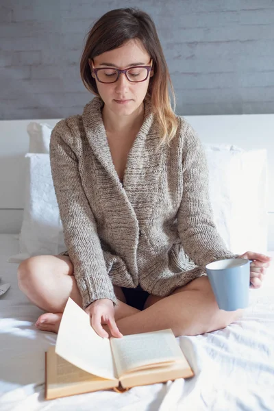 Entspannte Frau Fühlt Sich Wohl Beim Lesen Von Büchern Bett — Stockfoto
