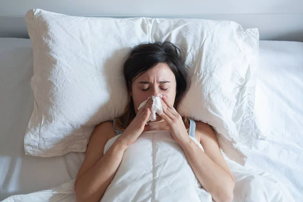 Jonge Vrouw Niezen Neus Vallende Warm Dekbed — Stockfoto