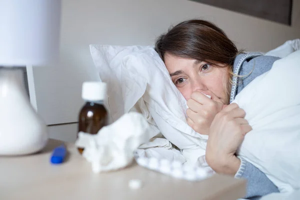 Triste Femme Qui Froid Une Grippe Lit — Photo