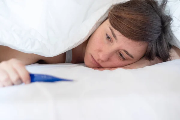 Mujer Triste Esperando Resultado Prueba Embarazo — Foto de Stock