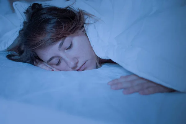 Retrato Facial Mulher Dormindo Cama Noite — Fotografia de Stock