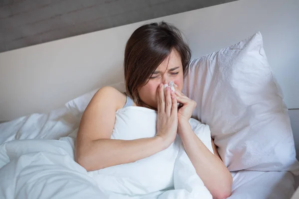 Jonge Vrouw Niezen Neus Vallende Warm Dekbed — Stockfoto