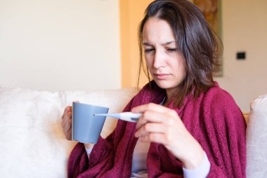 Hasta bir kadın duygu kötü kontrol vücut ısısı