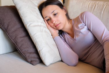 Hasta kadın evde kanepede yatan kötü hissediyor