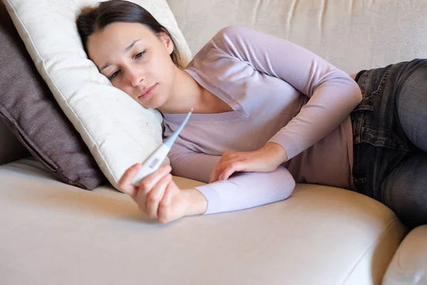 Mulher Doente Sentindo Mal Deitado Sofá Verificando Temperatura Corporal — Fotografia de Stock