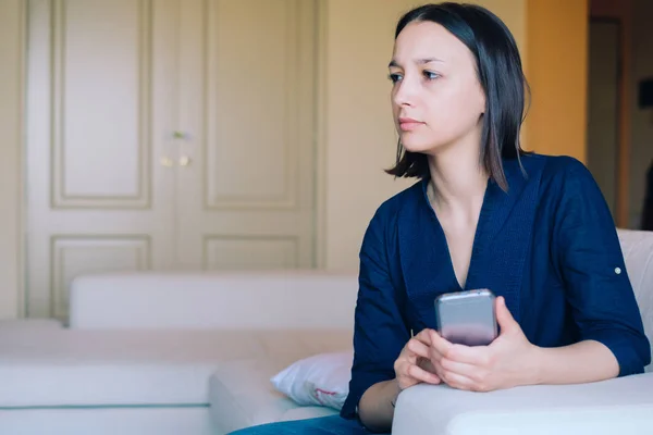 Preocupada Mujer Dudosa Sosteniendo Smartphone — Foto de Stock