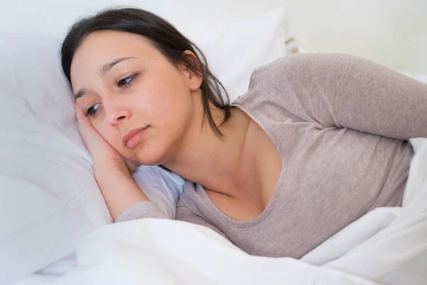 Retrato Una Mujer Enferma Sintiéndose Mal Cansada — Foto de Stock