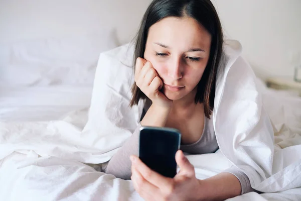 Young Woman Lying Bed Morning Watching Smartphone — Stock Photo, Image