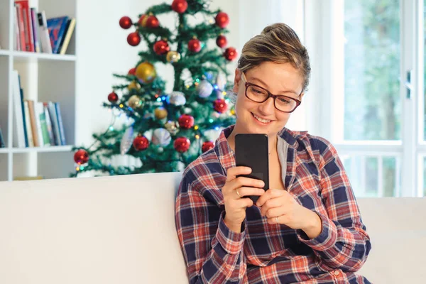 Gelukkige Vrouw Kijken Naar Smartphone Tijdens Kerstvakantie — Stockfoto