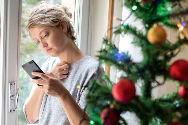 Vrouw Een Depressief Gevoel Tijdens Kerstdagen Kijken Naar Mobiel — Stockfoto
