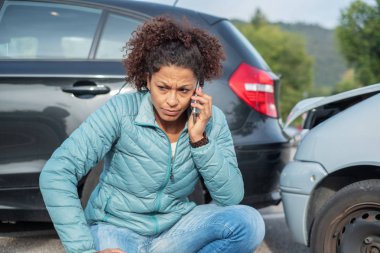 Kadın fender bender araba kazasında sonra yol kenarındaki servisini arayın