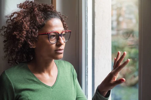 Triste Fille Afro Américaine Regardant Par Fenêtre — Photo