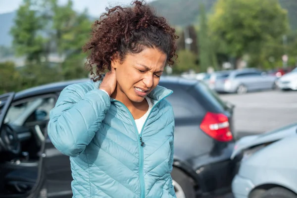 Femme Sentant Mal Cou Après Que Les Mauvaises Voitures Empilent — Photo