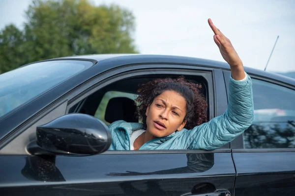 Brudne Czarny Kobieta Kierowca Kłócąc Się Jazdy Samochodem — Zdjęcie stockowe
