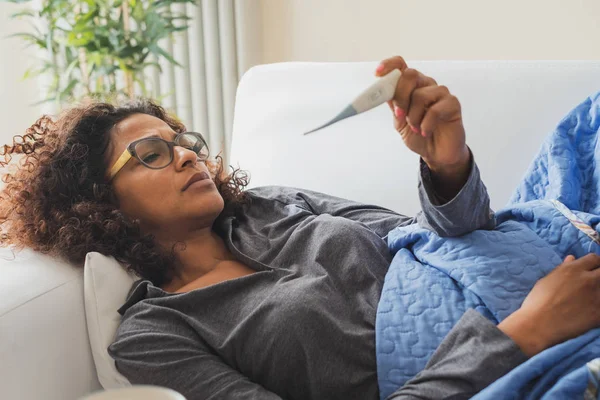 Mujer Negra Enferma Revisando Termómetro Influenza Estacional —  Fotos de Stock