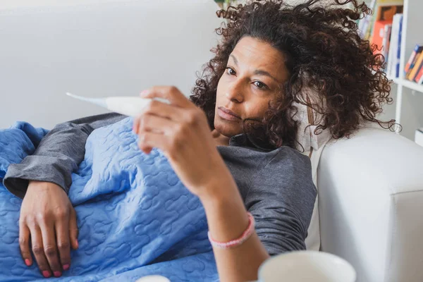 Sjuka Svart Kvinna Kontrollera Termometer Och Säsongsinfluensa — Stockfoto