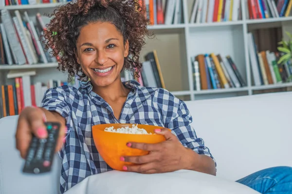 Zwarte Vrouw Thuis Kijken Houden Van Een Afstandsbediening — Stockfoto