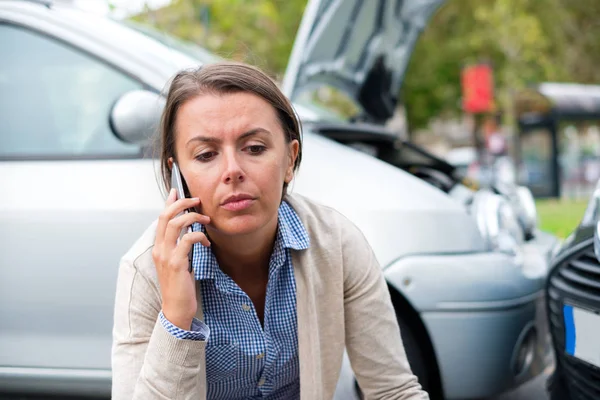 Vrouw Roept Aan Verslag Auto Ongeval Weg — Stockfoto