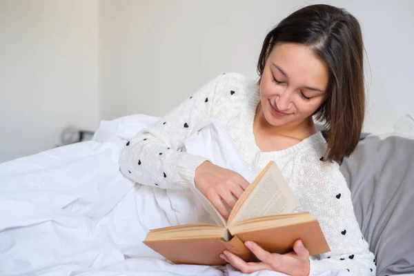 Junges Mädchen Liest Ein Buch Das Bett Liegt — Stockfoto