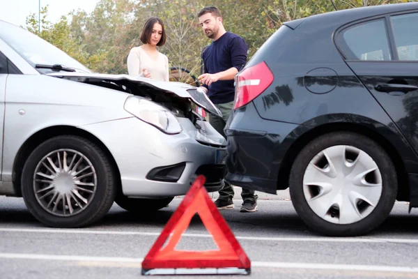People Examining Car Body Damages Car Hit — Stock Photo, Image