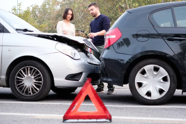 Menschen Untersuchen Karosserieschäden Nach Autounfall — Stockfoto