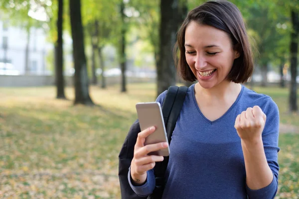 Menina Estudante Feliz Lendo Boas Notícias Telefone Inteligente — Fotografia de Stock
