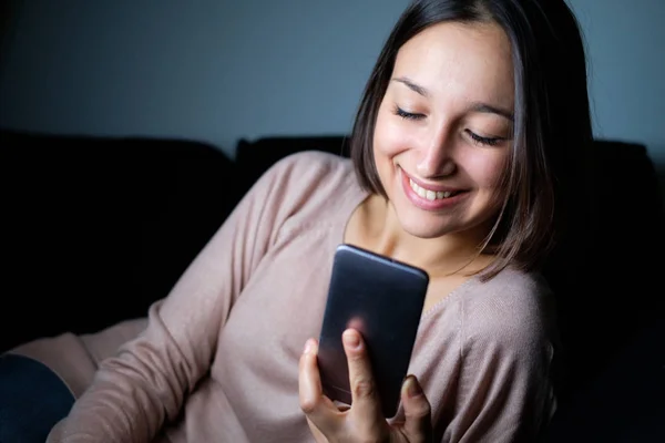 Menina Alegre Assistindo Exibição Telefone Inteligente Noite Foco Principal Rosto — Fotografia de Stock